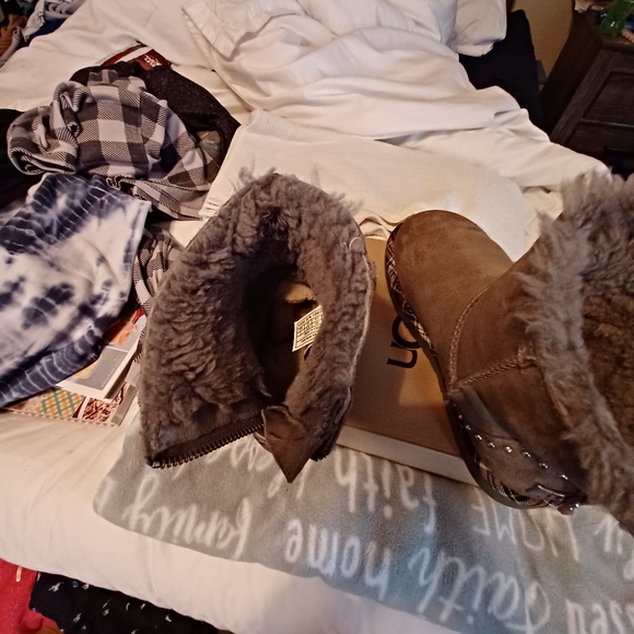 UGG BOOTS - Picture 5 of 6